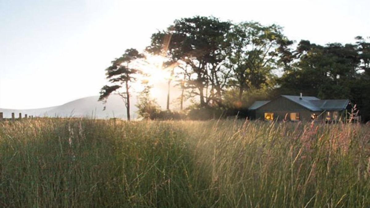 Preston Cottage | Set amongst rolling green patchwork of grazing land with the Bowland Fells as a perfect backdrop.