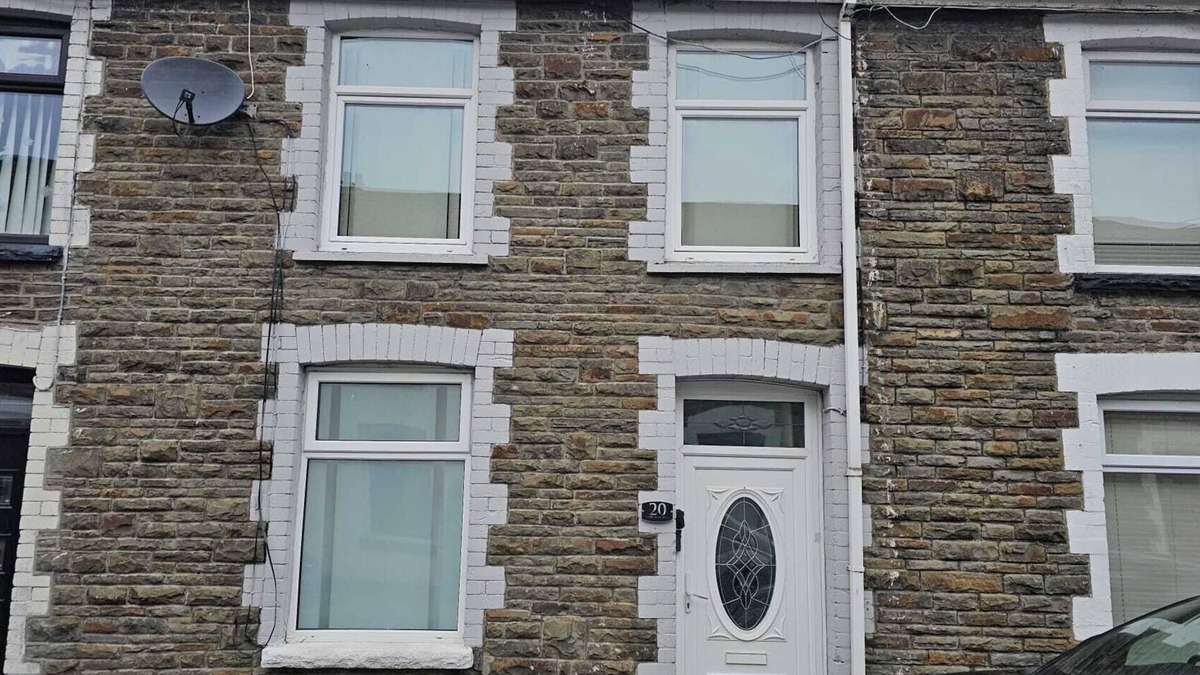 Port Talbot House | Set in Afan Forest Park, this cosy 2-bed retreat is a Guest Favourite for riders, hikers and dog-owners. Light the log burner, Wash your bikes store in the secure shed, and wake up to trails on the doorstep. Pet-friendly, parking included, fast WiF.