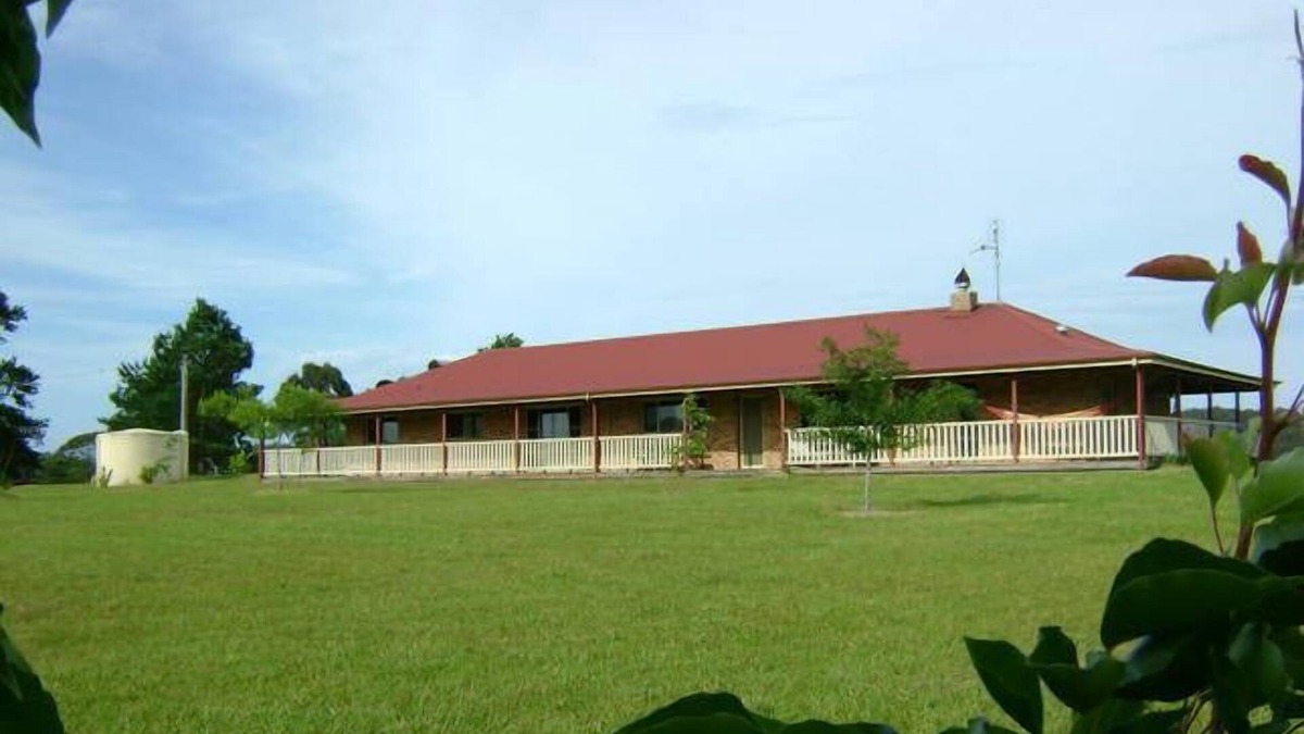 Bungwahl House | Set in the bush, family Friendly well optioned home close to lakes and beaches