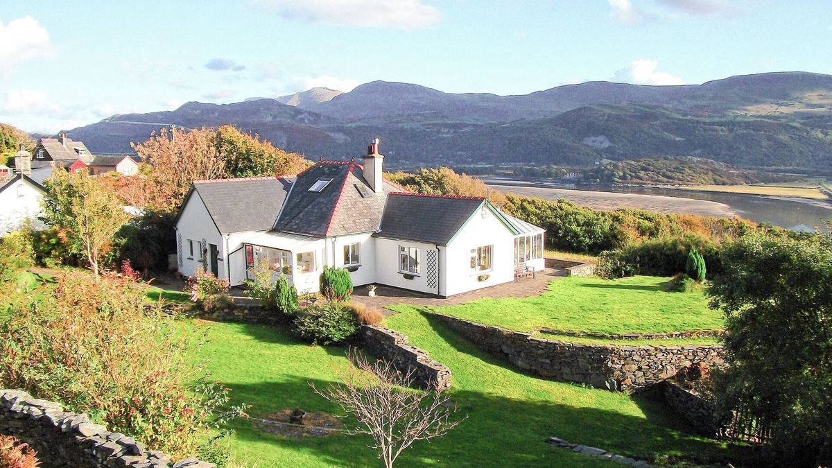 Barmouth Cottage | Set on the headland with fantastic mountain and sea views.
