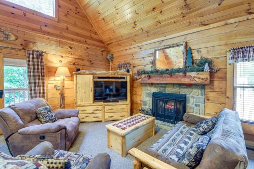 Sevierville House | Sevierville Cabin with Wraparound Deck and Lake Access