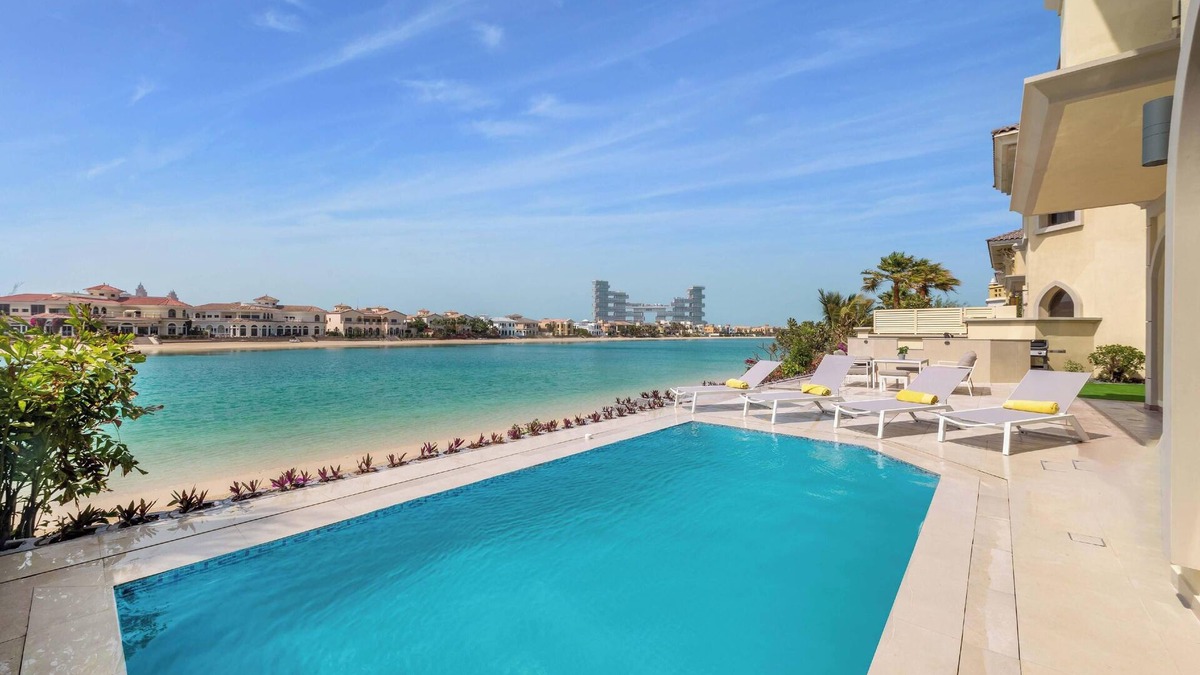 Palm Jumeirah Villa | Sezavi, villa on the beach, renovated 2023