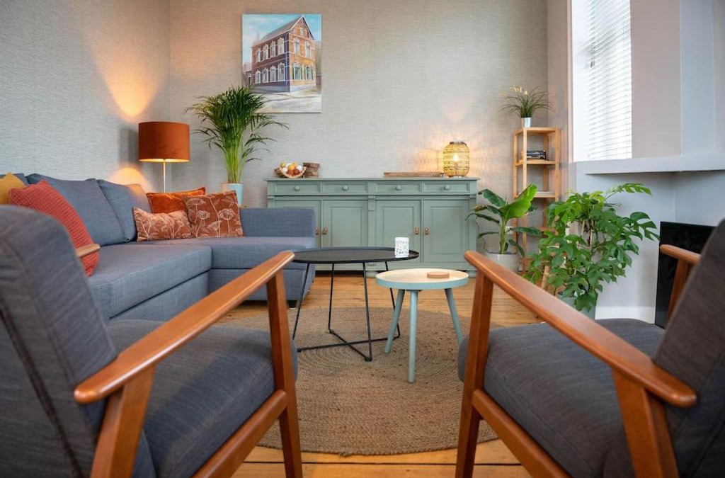 Eenrum Apartment | Sfeervol verblijf in oude gemeentehuis Eenrum.