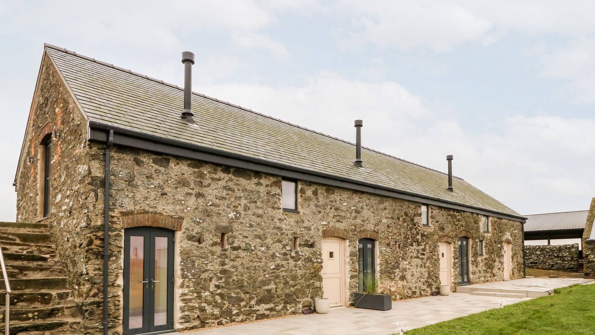 Ty Croes Cottage | SGUBOR, pet friendly, with hot tub in Llangefni