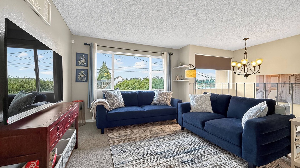 Silver Lake House | Shabby Chic 3BR Lake Retreat – Walk to Park, Shops, & More