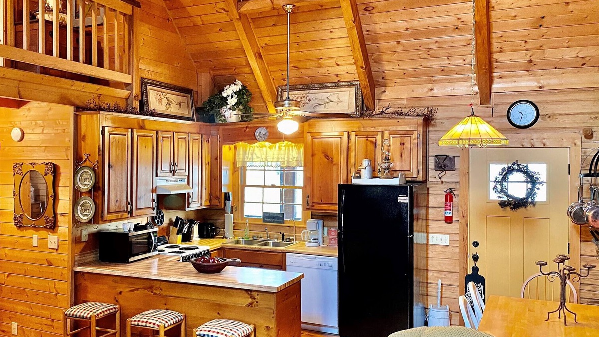 Pine Mountain Cabin | Shabby Chic meets the mountains! Sleeps 6