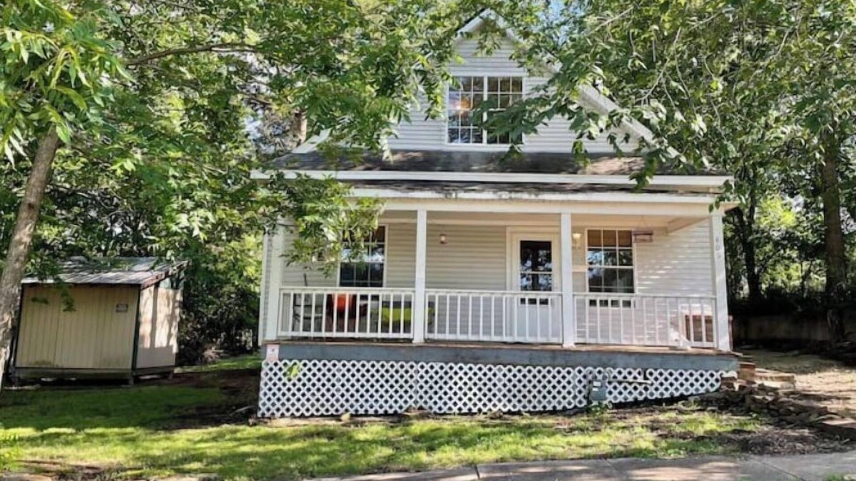 Henryetta House | Shaded historic home, family and pet friendly