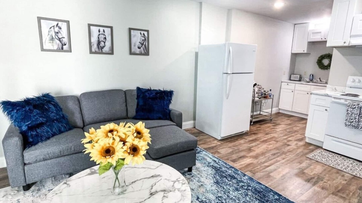 London Apartment | Shady Oaks Condo- King Bed, Walk to Main St.