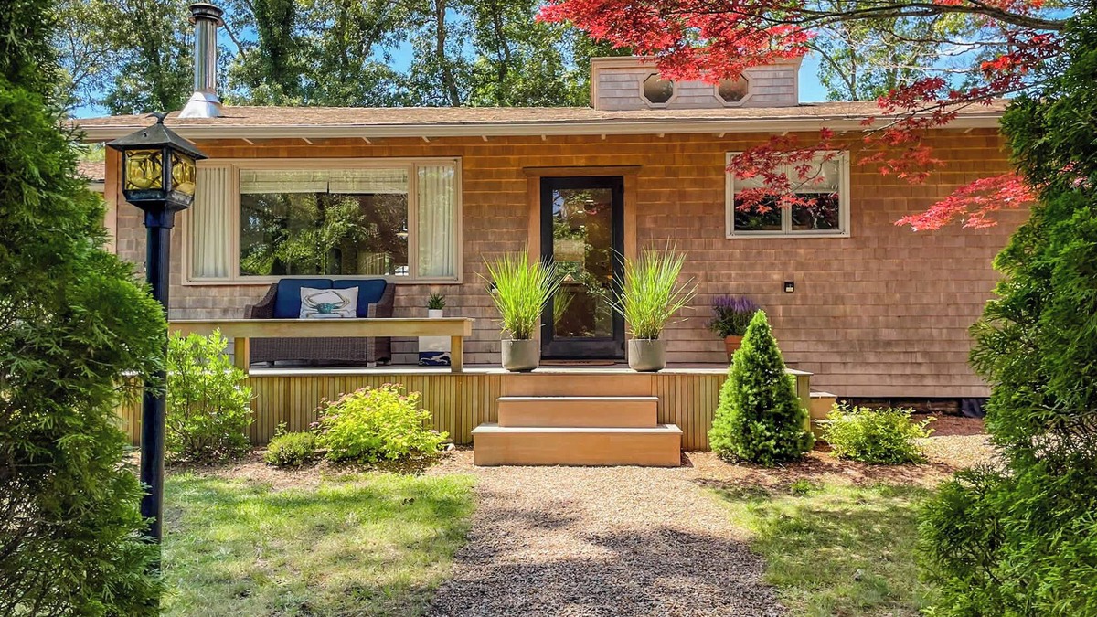 Oak Bluffs House | Shady Pines - Pet Friendly Rolling Ranch Near Downtown