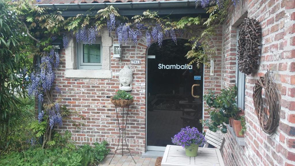 Deinze Apartment | SHAMBALLA logies nieuw en zeer verzorgd appartement met voortuin en terras
