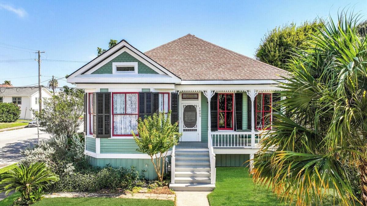 Galveston House | Shamrock Sea Bungalow-Historic East End Home sleep 10 Guests-UTMB,Strand, Beach