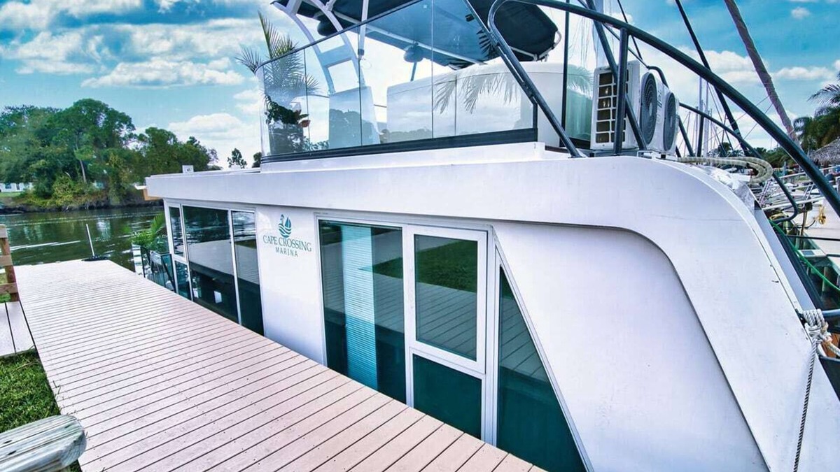 Merritt Island Boat Rental | Shangri La: Waterfront Boat Bungalow with Resort Access!