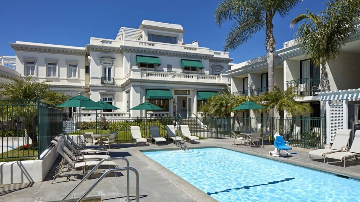Coronado Hotel | Share a Grand Experience! 4 Upscale Units Near Coronado Bridge! Pool, Parking!