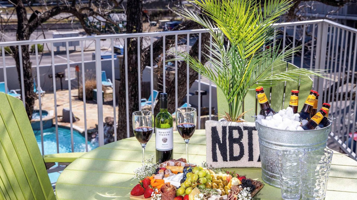 New Braunfels Condo | Shared Heated Pool | Balcony | BBQ | Near Downtown