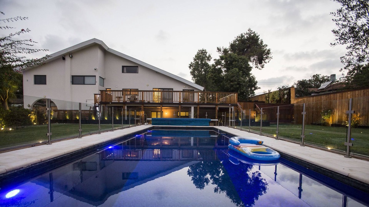 Drom HaSharon House | Shared property close to most cities up to 4 adults comfy pool sauna Hottub.