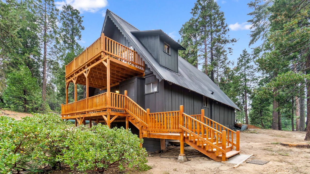 Sierra Cedars Cabin | Shaver Wood Forrest-Smokey Tree
