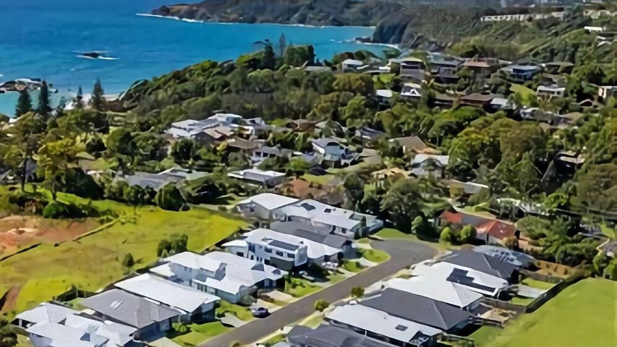 Korora Apartment | Shearwater is a spacious 3-bedroom townhouse located just an easy 280m stroll from the beach