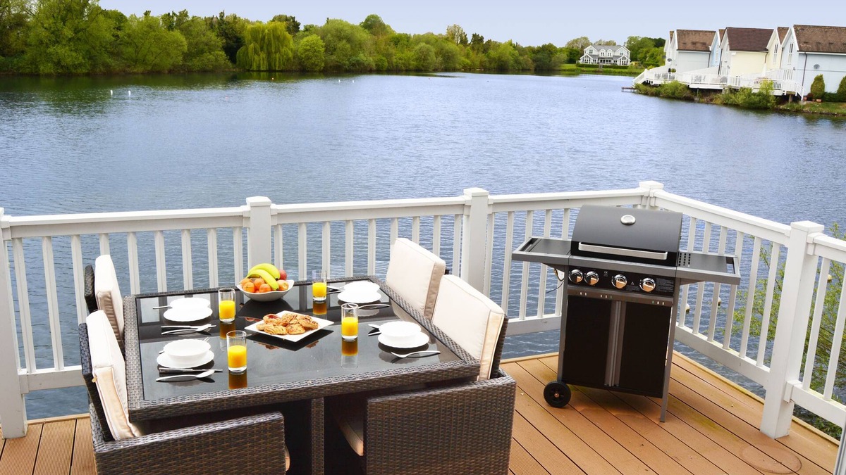 South Cerney House | Shelduck Lodge - Pet-friendly Cotswold Lake House
