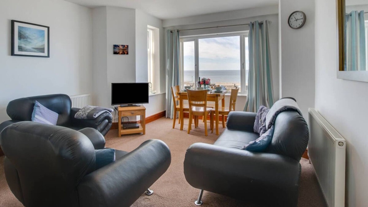 Dinas Dinlle Apartment | Shells in Dinas Dinlle