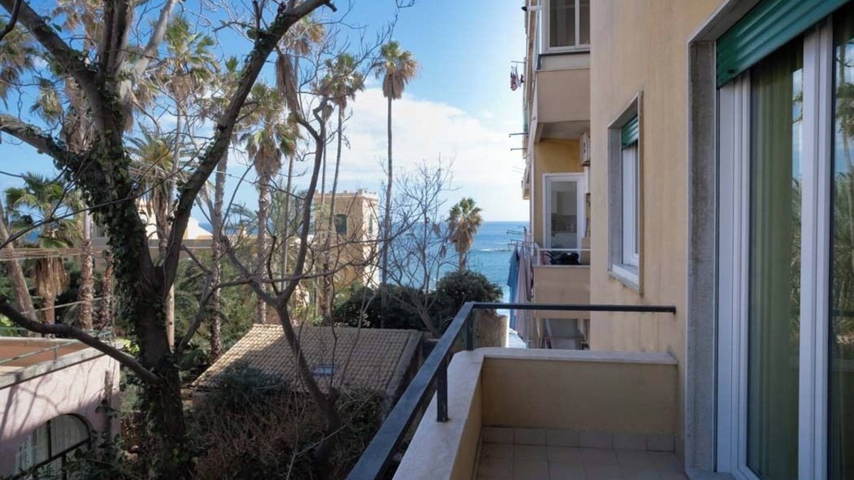 Eastern Sicily Apartment | Shelter by the sea 2 steps from Ortigia