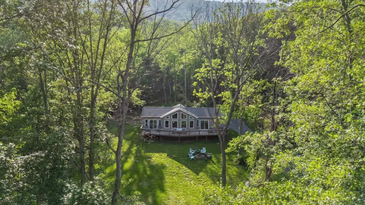 Bentonville Cabin | Shenandoah Getaway Cabin - Hot Tub, Sauna, Fire Pit & Forest Views. Near Hiking