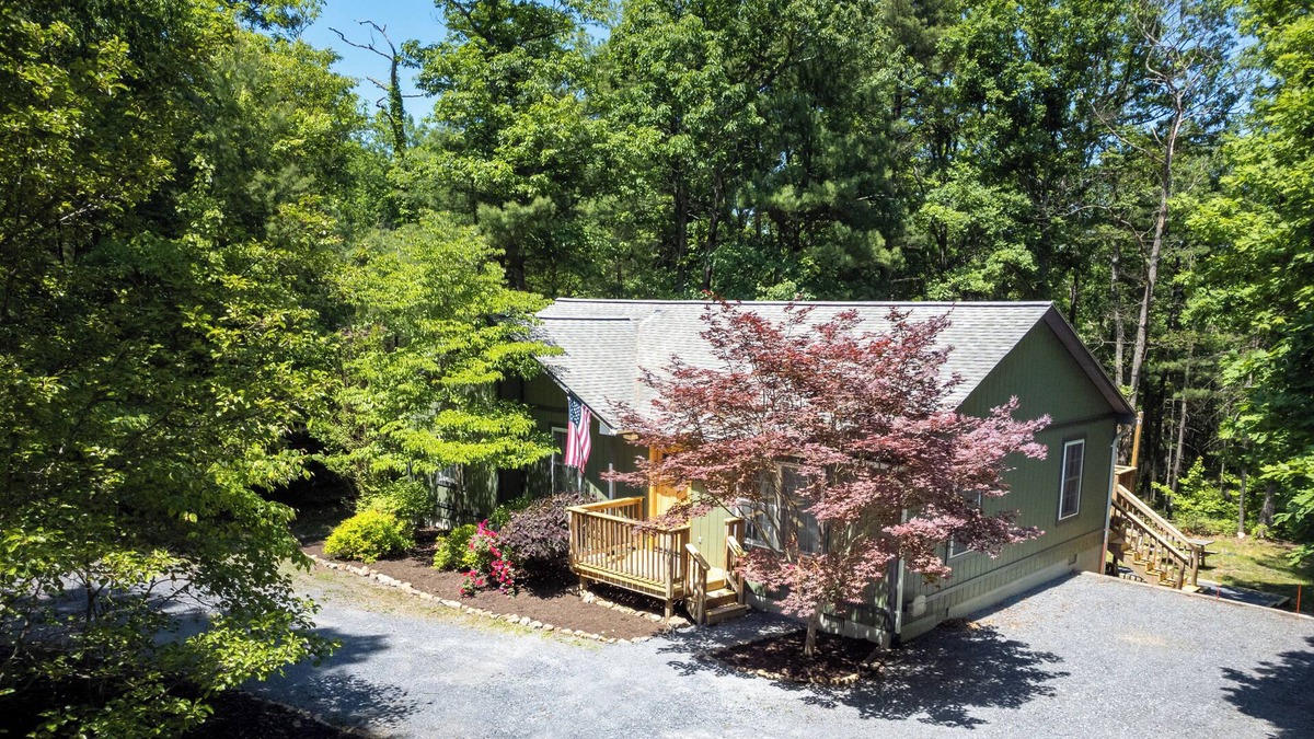 Mount Jackson Cabin | Shenandoah High Style Cozy Cabin with Patio and Fire Pit- Pet-Friendly!