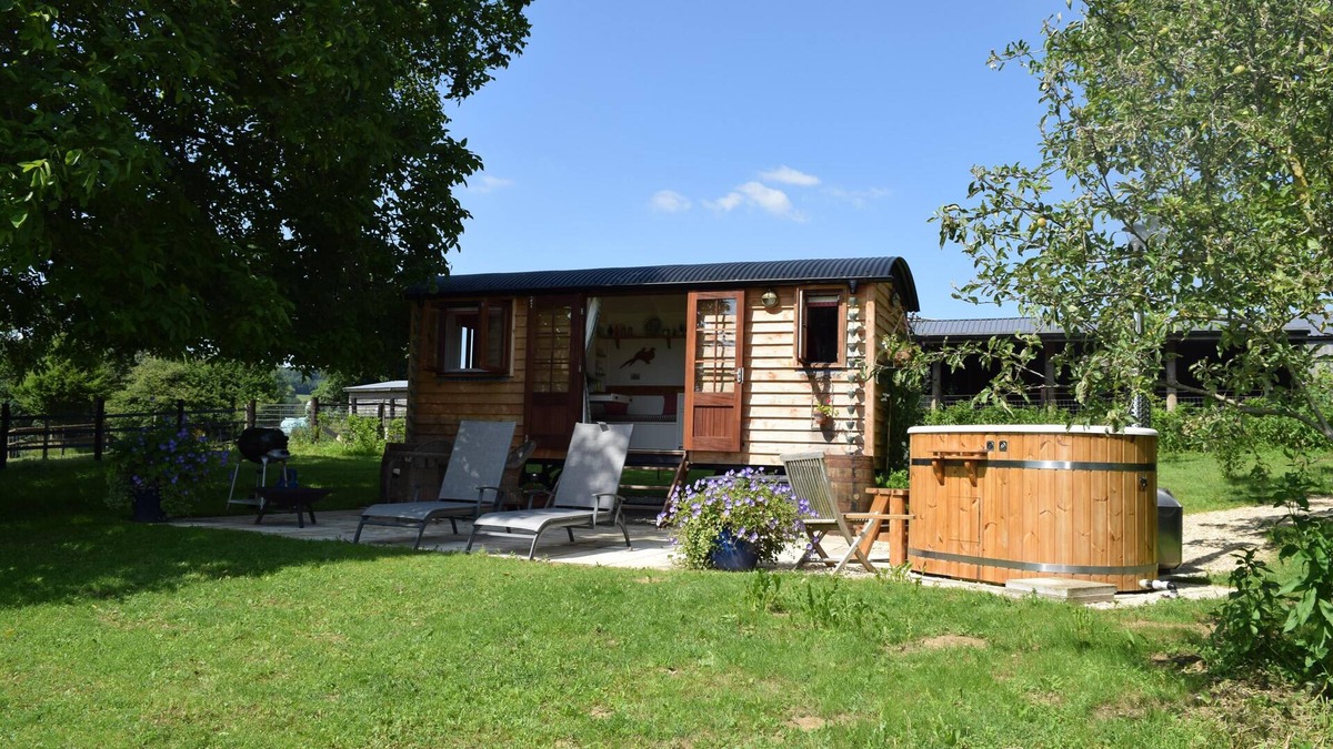 Stroud Cabin | Shephards Hut with Hot Tub in the Cotswolds