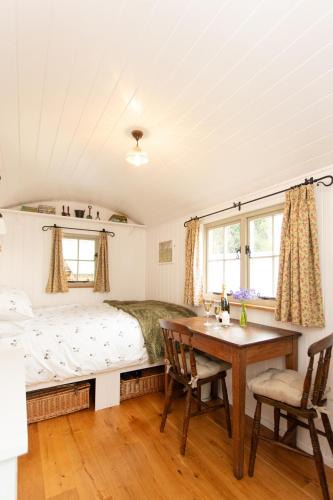 Longtown Cabin | Shepherd's Hut at High Gardens