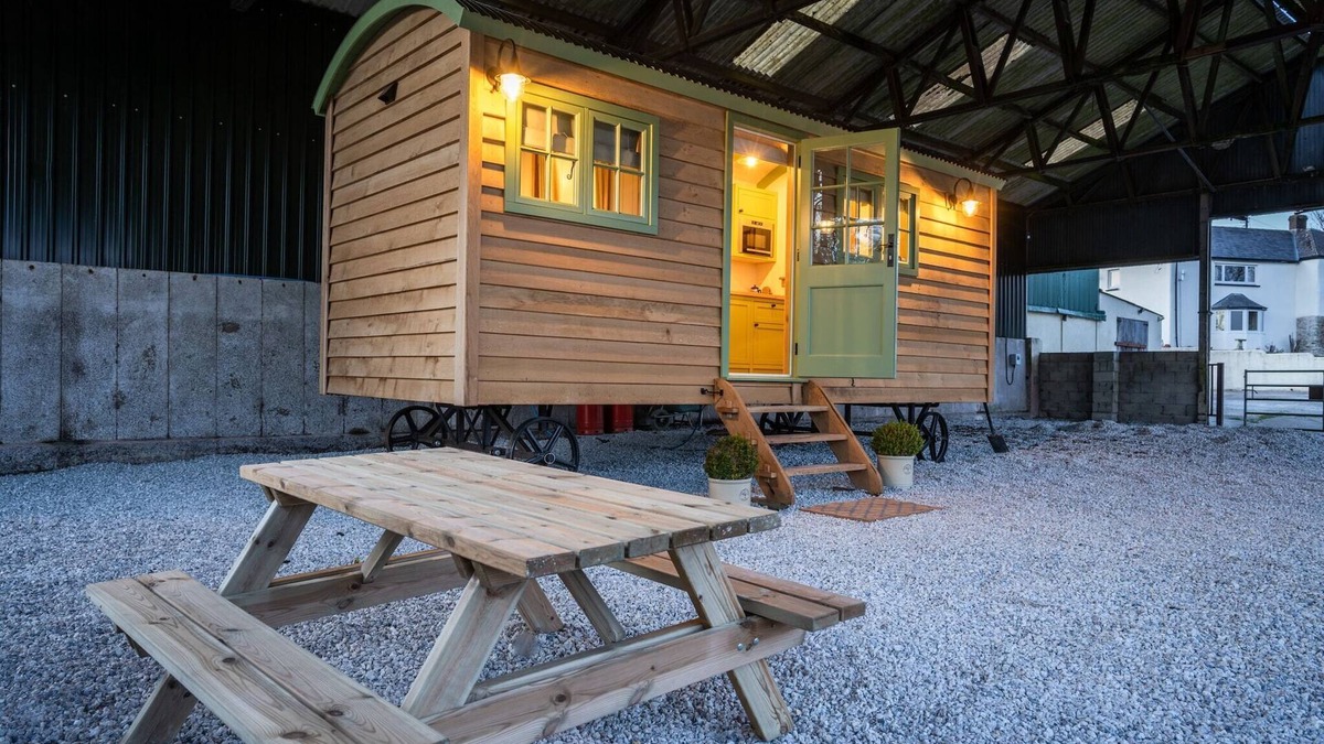 Beaworthy Other | Shepherd's Hut in Devon by Scenic Lake