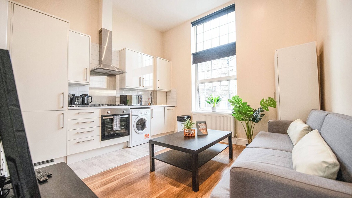 Addison Apartment | Shepherds Bush Charming 2 Bedroom Flat w/Free WiFi near Hammersmith , Westfield