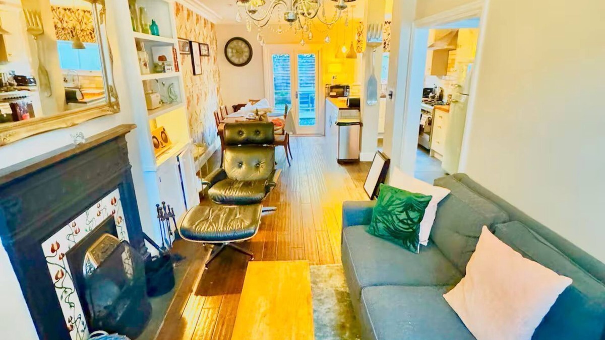 Wormholt and White City House | Shepherds Bush. W12. Magical place near Westfield.nnSharennSave