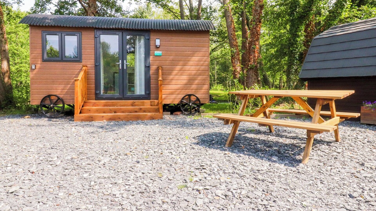 Knott End-on-Sea Cottage | SHEPHERDS HUT 2, romantic, country holiday cottage in Garstang