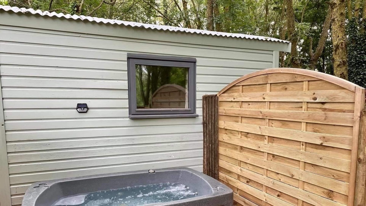 Dilton Marsh Apartment | Shepherds' Hut for Two Florence Near Longleat With Hot Tub