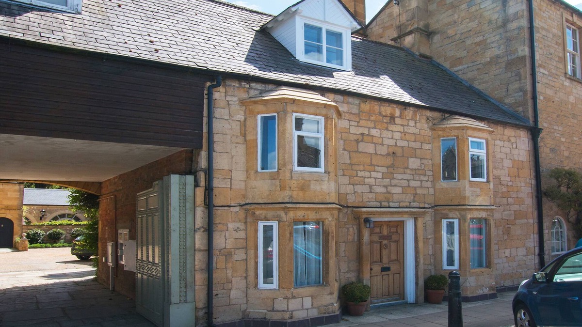 Chipping Campden Cottage | Sherborne House is a beautiful Grade II listed Georgian terraced house that dates back to the 17th c