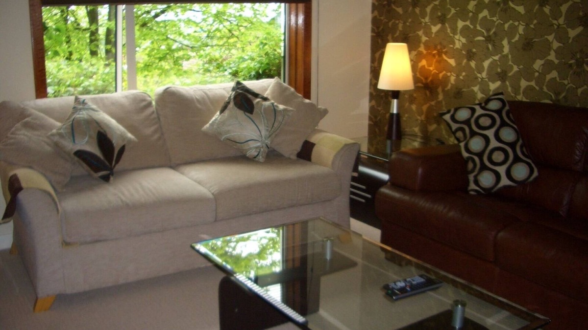 Pollokshields Apartment | Sherbrooke 2-Bedroom Apartment n4 Star - Parking - Free WiFi - Quiet Location