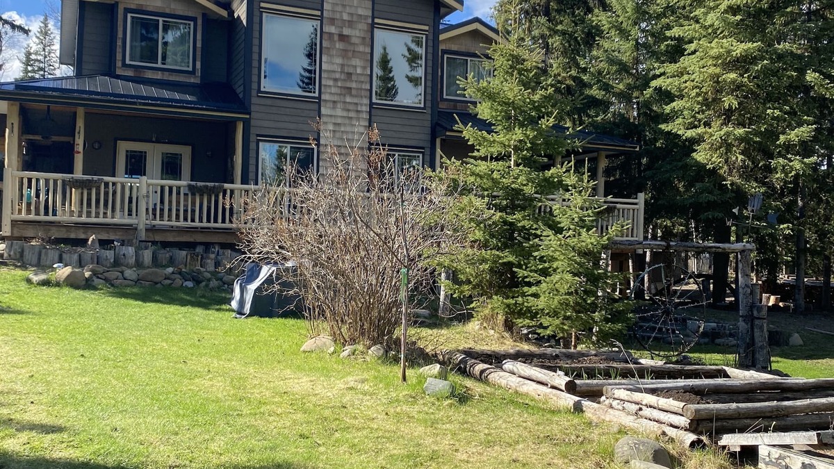 Sheridan Lake House | Sheridan Lake home where Rustic meets upscale just steps to public lake access.