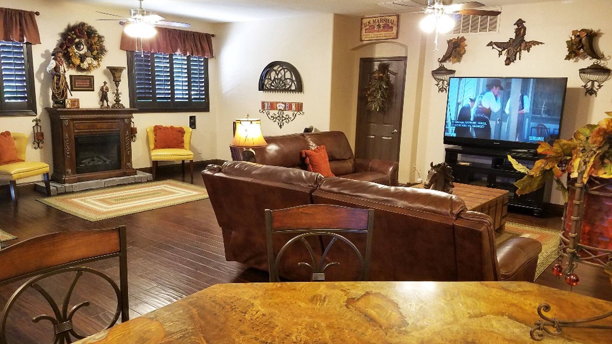 Centerra House | Sherrif says "Put'm up~in the WILD WEST RETREAT!" Budget & Pet Friendly!