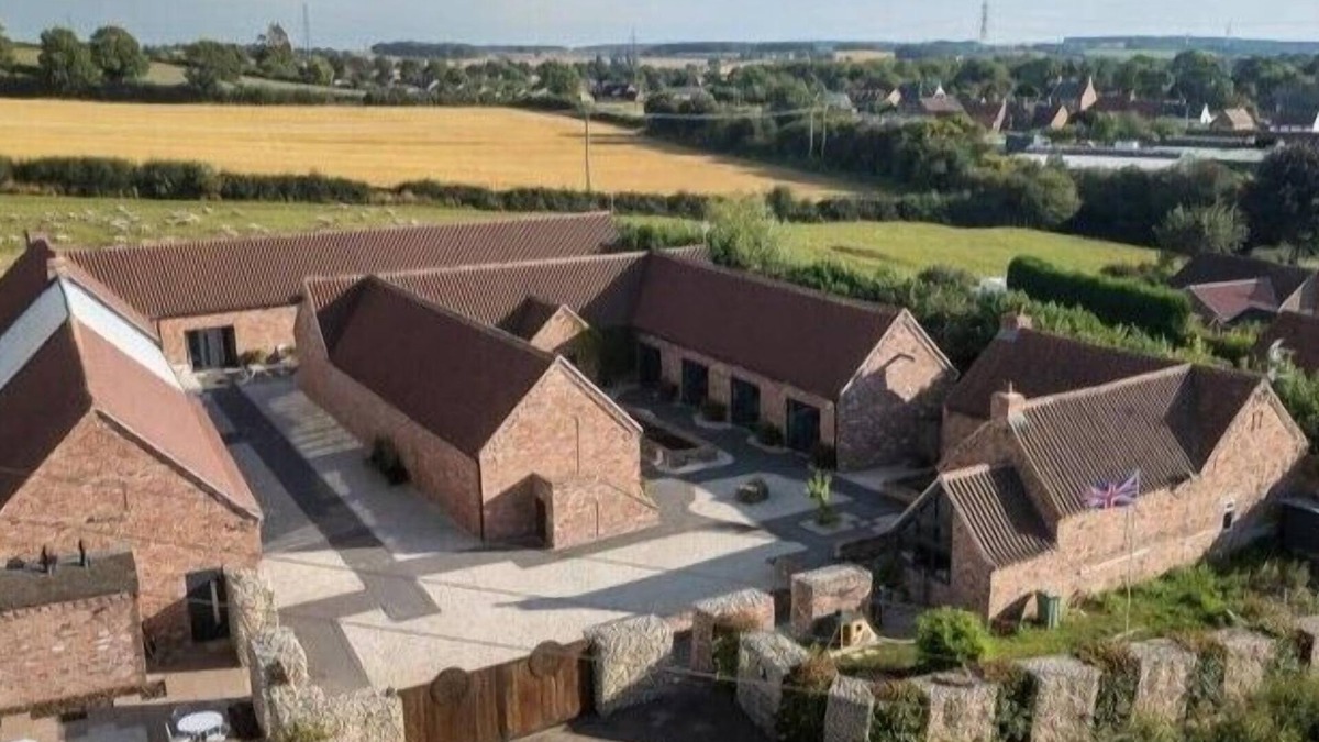 Kneesall House | Sherwood Hideaway is a stunning, exclusive-use celebration house nestled in the heart of Sherwood Forest. Designed with unforgettable group experiences in mind.