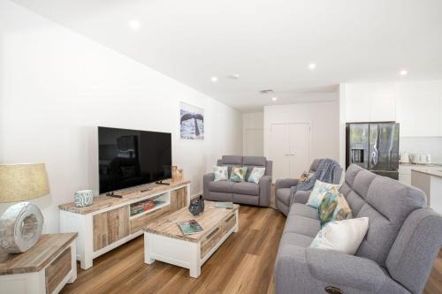 Culburra Beach House | Shiloh Shores - Pet Friendly with Fire Pit - 5 Mins to Beach