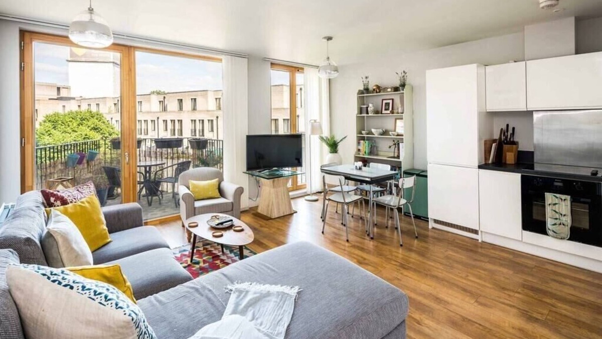 Notting Dale Apartment | Shiny and Comfy stay with Underground links nearby!
