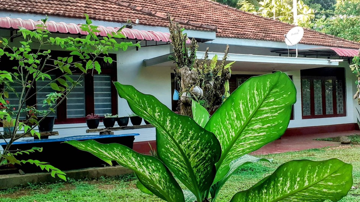 Kamburugamuwa House | ship house offers easy beach access and nearby train stations.