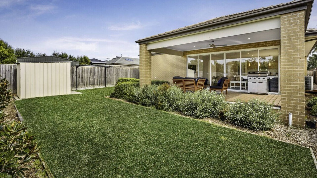 Cowes House | Shoalhaven Hideaway - Only a stroll to the beach