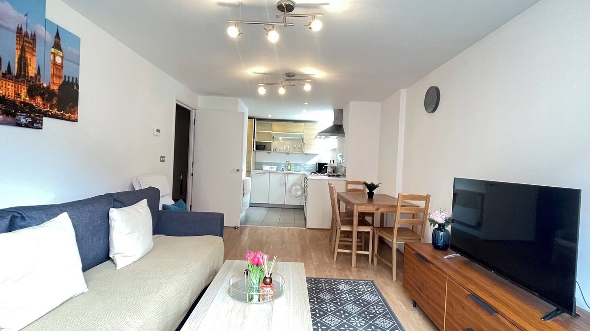 Spitalfields Apartment | Shoreditch Liverpool Street apartments with lift & balcony