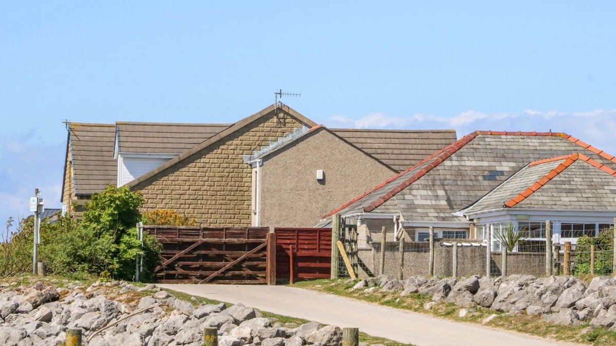 Morecambe Cottage | SHOREFIELDS TWO, pet friendly, country holiday cottage in Heysham