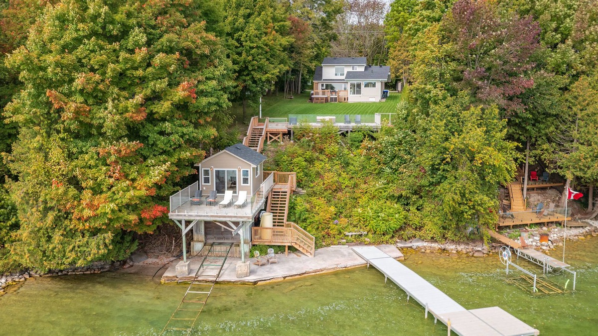 Oro-Medonte House | Shoreline city escape property steps from Lake Simcoe- w. boathouse and hot tub!