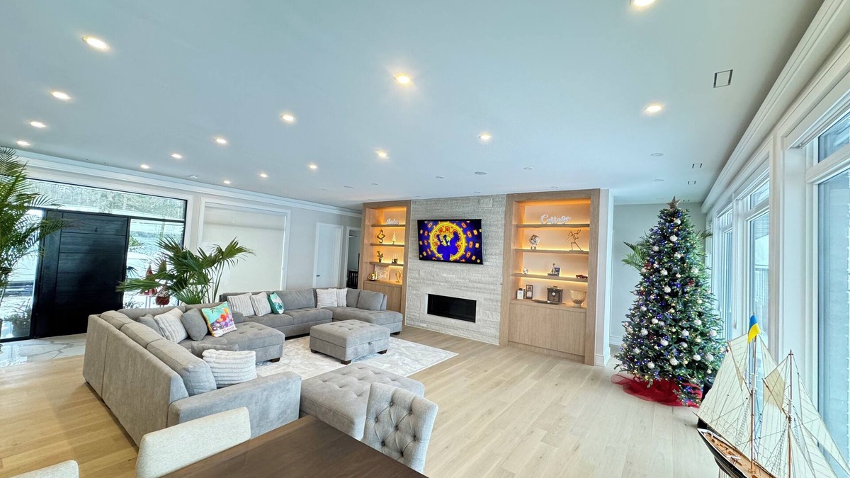Victoria Harbour House | Shoreline Serenity