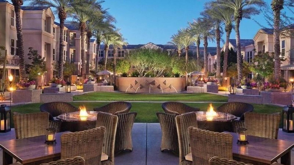 Gainey Village Villas House | Short Drive to Desert Botanical Gardens! 2 Pet-friendly Suites w/ Free Parking!