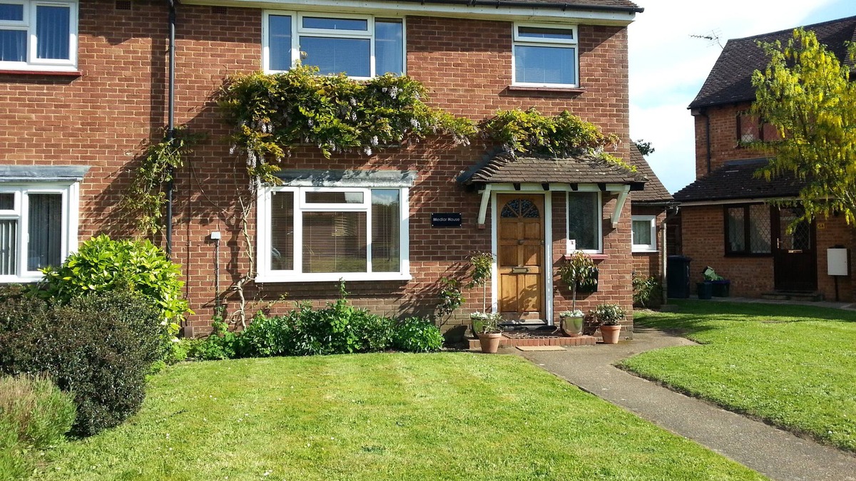 Guildford House | Short or long term, group holiday stays in Guildford. Easy access, free parking
