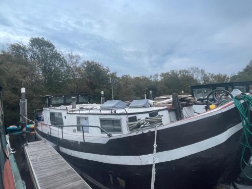 Reading House | Short Stays on a Dutch Barge near Reading