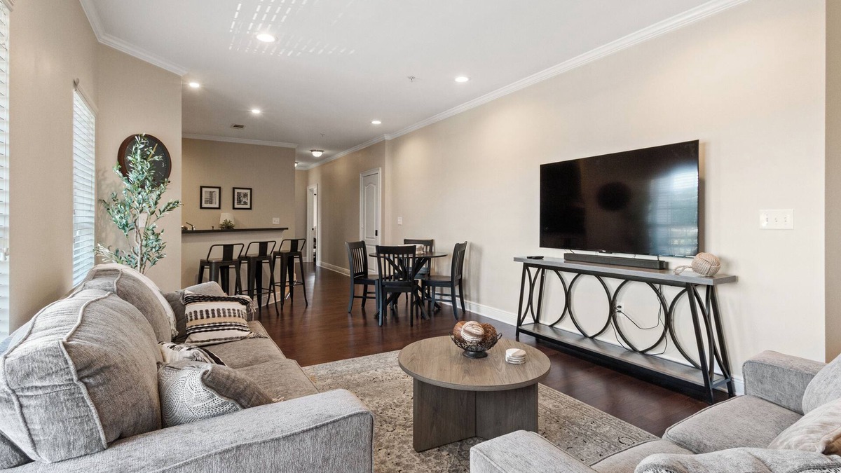 Tuscaloosa Condo | Short walk to Bryant-Denny Stadium and the University.